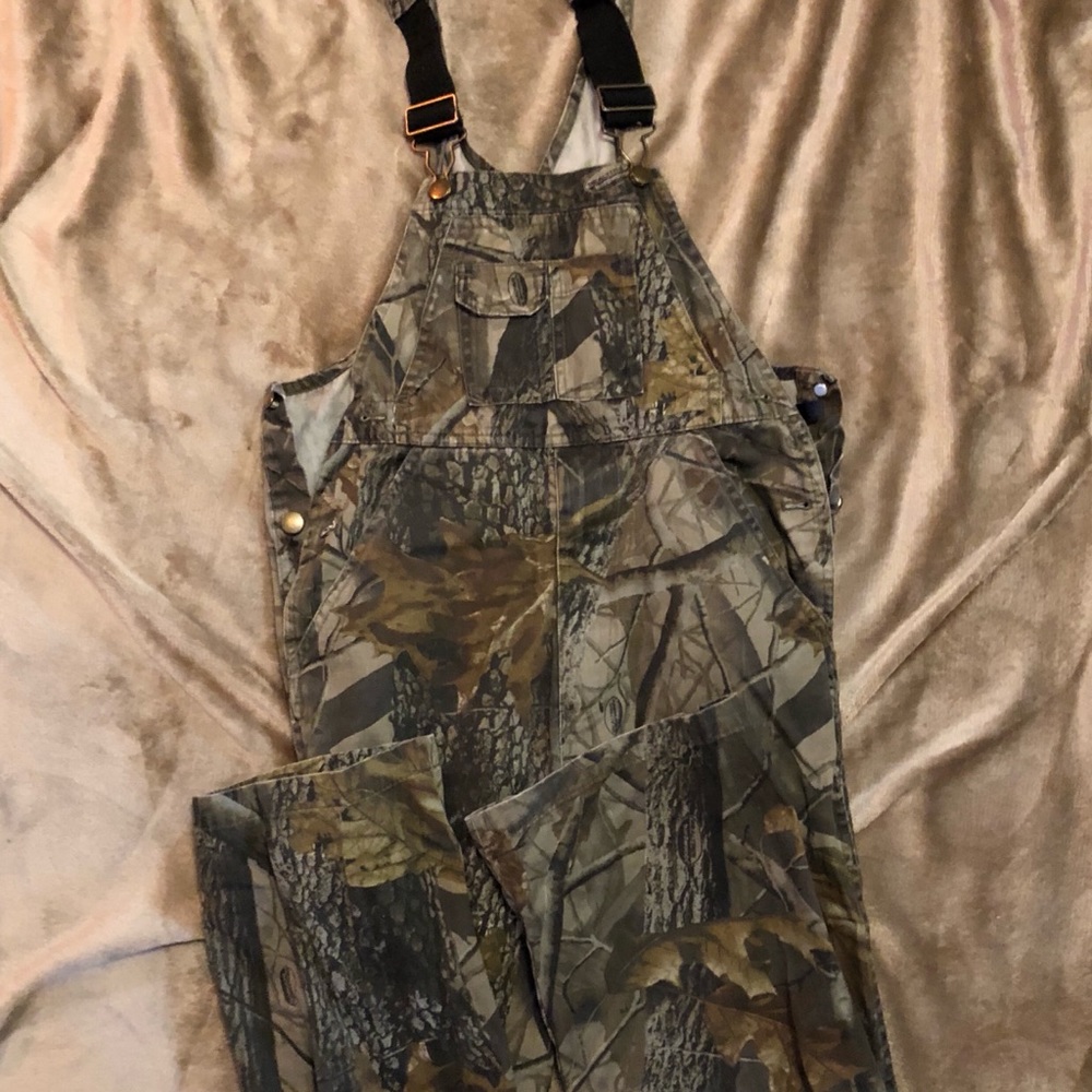 Outfitters Ridge Realtree Camo overalls - Size L